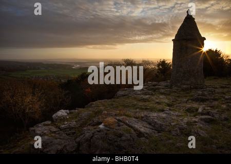 Le Pepperpot avec coucher de soleil sur la baie de Morecambe, avant-toits en bois, Silverdale, Lancashire Banque D'Images