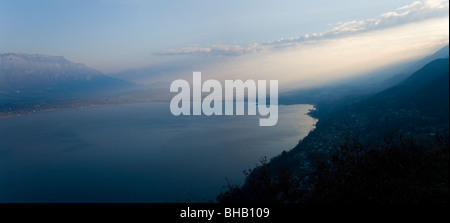 Lac du Bourget (Lac du Bourget), dans le département de Savoie (Savoie). Hiver. Banque D'Images