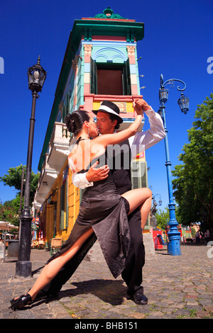 Fanny et Fabio dancers performing Tango, milonga et canyengue à Caminito, la Boca, Buenos Aires, Argentine. Banque D'Images