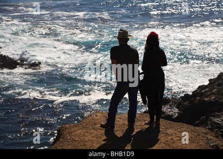 La silhouette du couple standing sur Mendocino headlands, Nord de la Californie, USA Banque D'Images