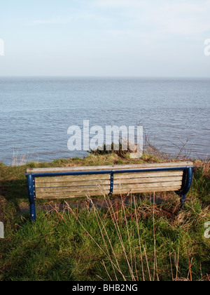 Banquette en bois donnant sur la mer Banque D'Images