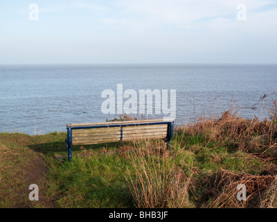 Banquette en bois donnant sur la mer Banque D'Images