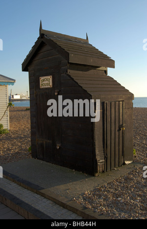 Maison kippering la fumée de poisson sur la plage de front de mer de Brighton, East Sussex, Angleterre Banque D'Images