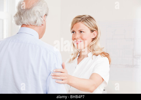 Vieil Homme et femme dans un sarrau blanc Banque D'Images