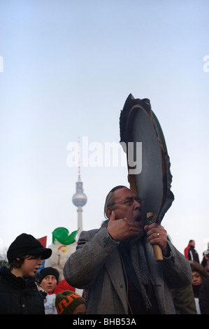 Angakkorsuaq Angaangaq avec pow-wow, un Eskimo-Kalaallit chaman de Groenland - Snowman Demo 2010 sur la Schlossplatz, Berlin Banque D'Images