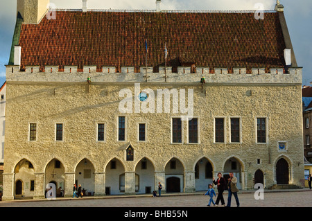 L'hôtel de ville médiévale (Raekoda) dans Raekoja plats (place de l'Hôtel de Ville), Tallinn, Estonie Banque D'Images