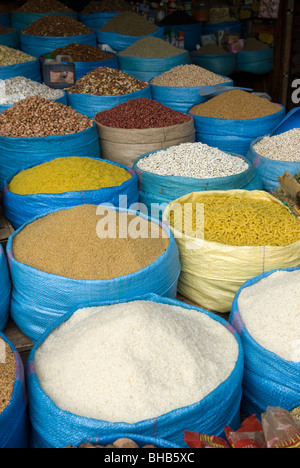 Sacs de haricots et de céréales à vendre dans la médina, Meknès, Maroc. Banque D'Images