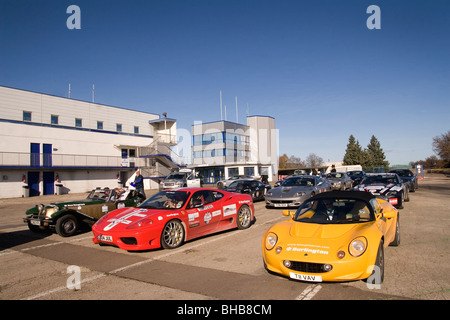 Les membres de l'exécution du Beaujolais 2009 arrivent à la piste de course de Dijon en France Banque D'Images