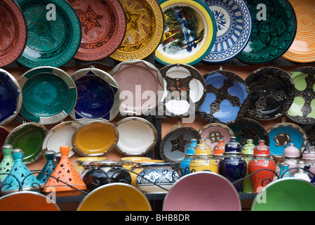 Les plaques dans le souk de Marrakech Banque D'Images