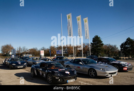 Les membres de l'exécution du Beaujolais 2009 arrivent à la piste de course de Dijon en France Banque D'Images