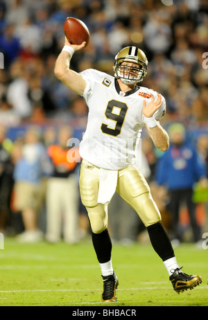 Drew Brees # 9 de la Nouvelle Orleans Saints passe au cours d'un match contre les Colts d'Indianapolis lors du Super Bowl XLIV Banque D'Images