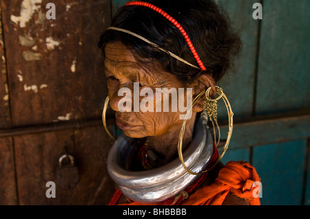 Une femme portant Gadaba cou traditionnel bagues et boucles d'oreilles. Banque D'Images