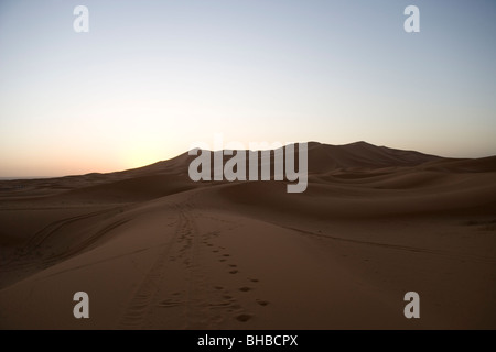 Lever du soleil sur les dunes de sable de l'Erg Chebbi dans le désert du Sahara au Maroc Banque D'Images