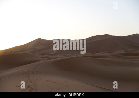 Lever du soleil sur les dunes de sable de l'Erg Chebbi dans le désert du Sahara au Maroc Banque D'Images