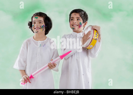 Les enfants s'amuser sur holi Banque D'Images