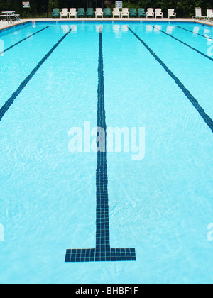 Piscine de taille olympique avec lane bande sur le bas Banque D'Images