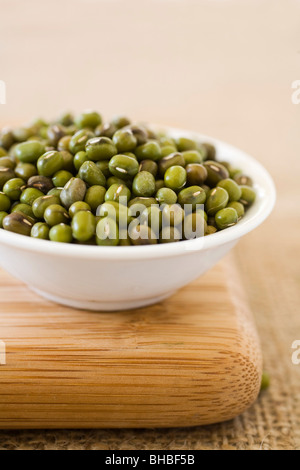 Les haricots mungo dans un bol blanc. Banque D'Images