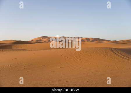 Lever du soleil sur les dunes de sable de l'Erg Chebbi dans le désert du Sahara au Maroc Banque D'Images