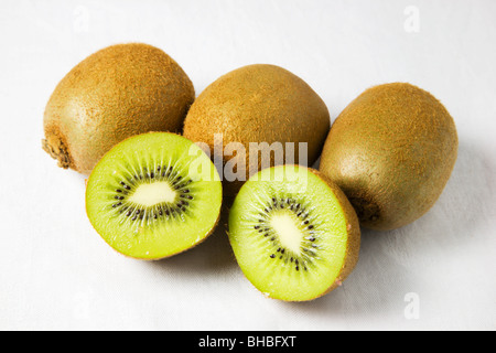 Ensemble et moitié Kiwifruits sur fond blanc Banque D'Images