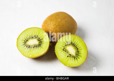 Ensemble et moitié Kiwifruits sur fond blanc Banque D'Images