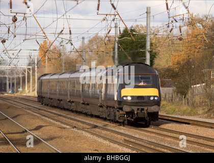 Un HST formé de voitures électriques nos 43065 et 43123 travaillant pour un service Grand Central à Welham Green le 22 novembre 2008. Banque D'Images
