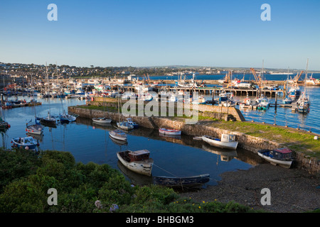 La dernière lumière du soleil de la soirée qui attrape le vieux mur du port à Newlyn, Cornwall UK Banque D'Images