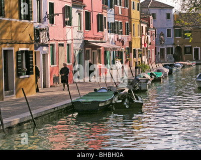 Burano Italie Venise canal bateaux maisons couleur réflexions blanchisserie Banque D'Images