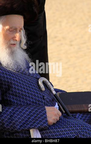 Israël, Tel Aviv, Tachlikh prière de la congrégation en Premishlan la rivière Yarkon, l'Admor Banque D'Images