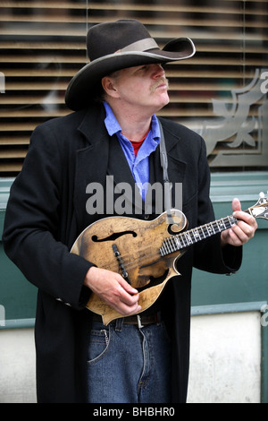 Musicien de rue 'Mandolin' Mike Slusser, Honky Tonk Ligne (Broadway), Nashville, Tennessee, USA Banque D'Images