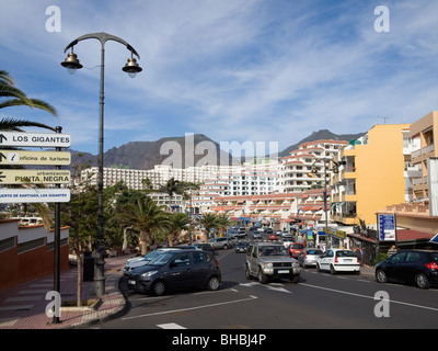 La rue principale avec hôtels appartements et commerces au village de vacances de Puerto de Santiago Tenerife Banque D'Images