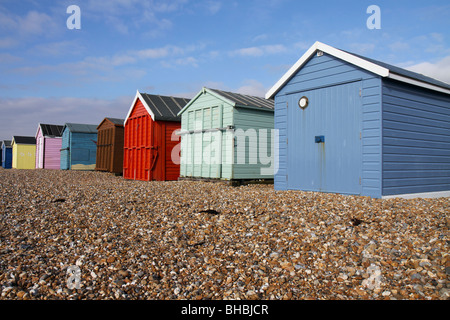 Cabines de plage en bois coloré sur une journée ensoleillée à Hayling Island, Portsmouth, Angleterre Banque D'Images