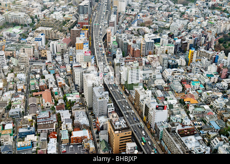 Vue aérienne de l'autoroute et de l'étalement urbain, Tokyo, Japon. Banque D'Images