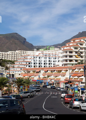 La rue principale avec hôtels appartements et commerces au village de vacances de Puerto de Santiago Tenerife Banque D'Images