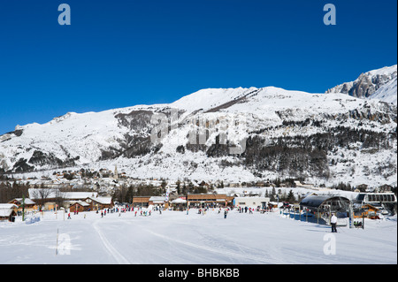 Vue depuis les pentes vers le Monetier les Bains, Serre Chevalier, Hautes Alpes, France Banque D'Images