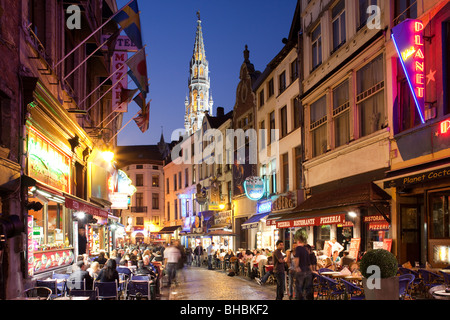 Cafés en vue au crépuscule, Bruxelles Belgique Banque D'Images