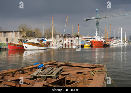 Les navires dans le port de Wieck Greifswald sur la mer Baltique de l'Allemagne de l'Est Banque D'Images