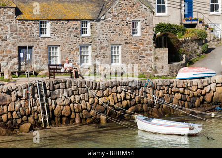 Se détendre dans le soleil du matin sur le port dans le vieux village de pêcheurs de Mousehole, Cornwall Banque D'Images