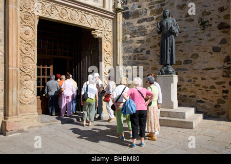 Guadalupe, Estrémadure, Espagne. Les visiteurs attendent d'entrer le Real Monasterio de Santa María de Guadalupe. Banque D'Images