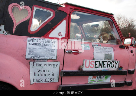 Voiture écologique rose faite de divers décideurs, des pièces d'exécution sur l'huile végétale et de l'économie de carburant propre pour l'environnement. Carburant gratuit Banque D'Images