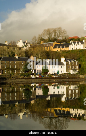 Le port de Portree, vue de la mer, l'île de Skye. Banque D'Images