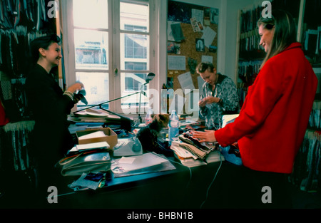 Paris, France, Etudiants féminins parlant, travailler avec un professeur en technologie textile atelier de l'école de mode, Institut français Banque D'Images