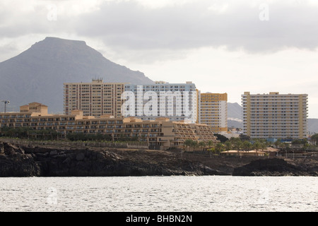 Au-dessus de la tour de montagnes volcaniques hôtels et immeubles d'appartements à Playa de las Americas, sur la côte de Tenerife, Espagne. Banque D'Images