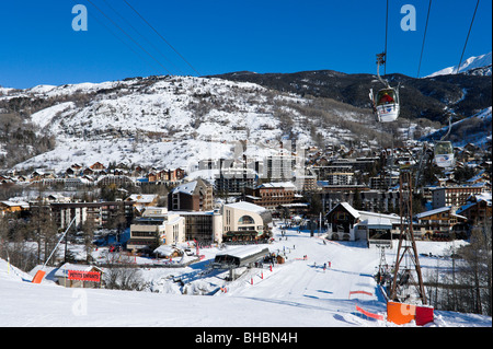 Vue sur centre de Chantemerle des pistes avec télécabine pour le droit et gauche de télésiège, Serre Chevalier, France Banque D'Images