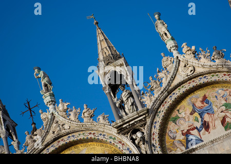 Venise, Vénétie, Italie. Des statues et des mosaïques colorées ornant la façade de la basilique San Marco, tilted view. Banque D'Images