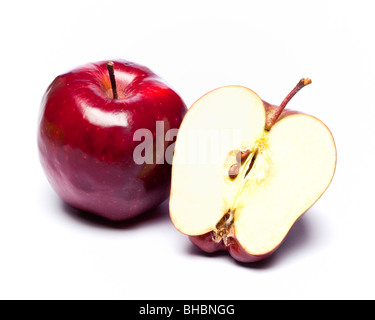 Pommes rouges ensemble et coupées en deux Banque D'Images