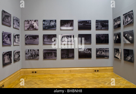 L'installation de l'artiste brésilien Rosangela Renno sur show à artes mundi 2008 Exposition d'Art Visuel International gallois et prix Banque D'Images