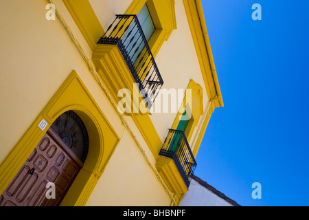 Guadalupe, Estrémadure, Espagne. Maison de village traditionnelle colorée avec des balcons en fer forgé, tilted view. Banque D'Images