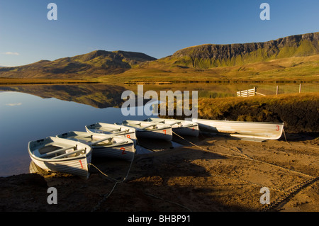 Bateaux sur le Loch Leathan, île de Skye. Banque D'Images