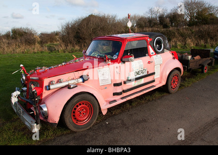 Voiture écologique rose faite de divers décideurs, des pièces d'exécution sur l'huile végétale et de l'économie de carburant propre pour l'environnement. Carburant gratuit Banque D'Images