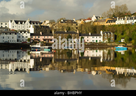 Le port de Portree, vue de la mer, l'île de Skye. Banque D'Images